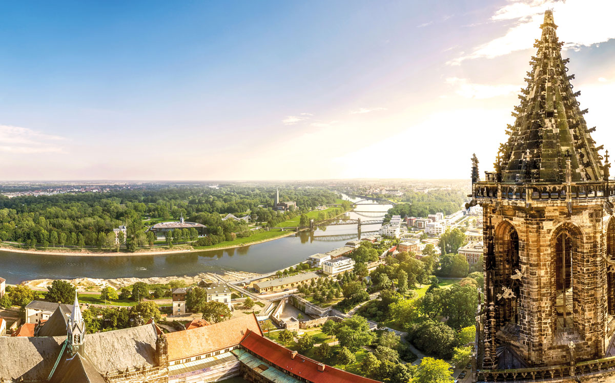 Panoramablick über Magdeburg mit Domturm, Elbe und Stadtgebiet im Einsatzgebiet von F+S Haustechnik.