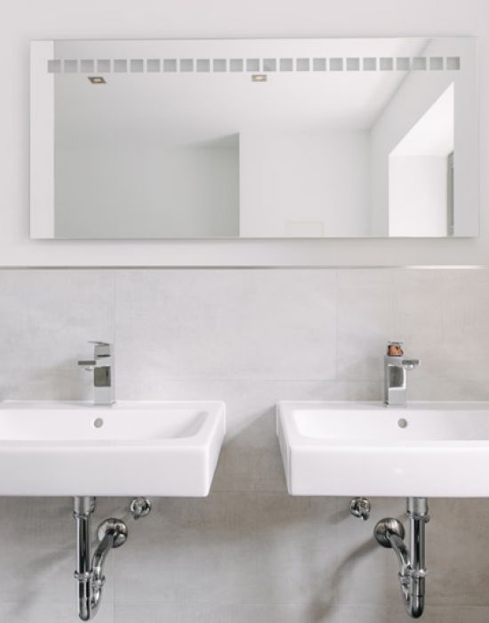 Modernes Badezimmer mit zwei Waschtischen, Wandarmaturen und großem Spiegel als Referenz von F+S Haustechnik.