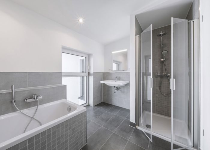 Modernes Badezimmer mit Badewanne, Glasdusche und Waschtisch als Referenz von F+S Haustechnik.